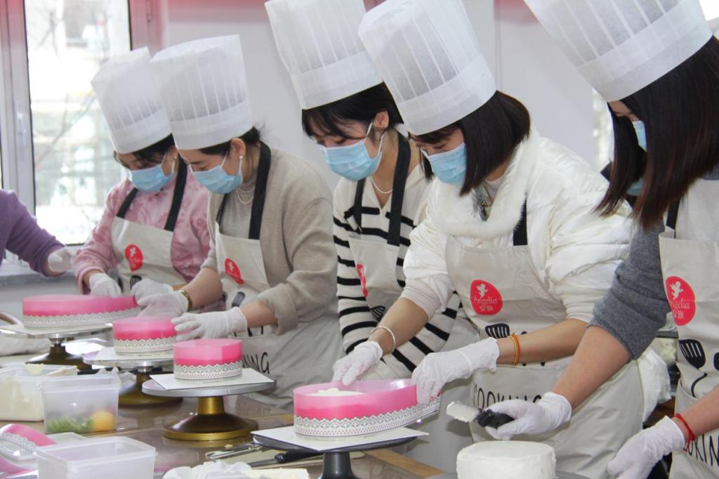 校（院）開展慶祝“三八”國際婦女節女職工蛋糕烘焙暨體驗活動